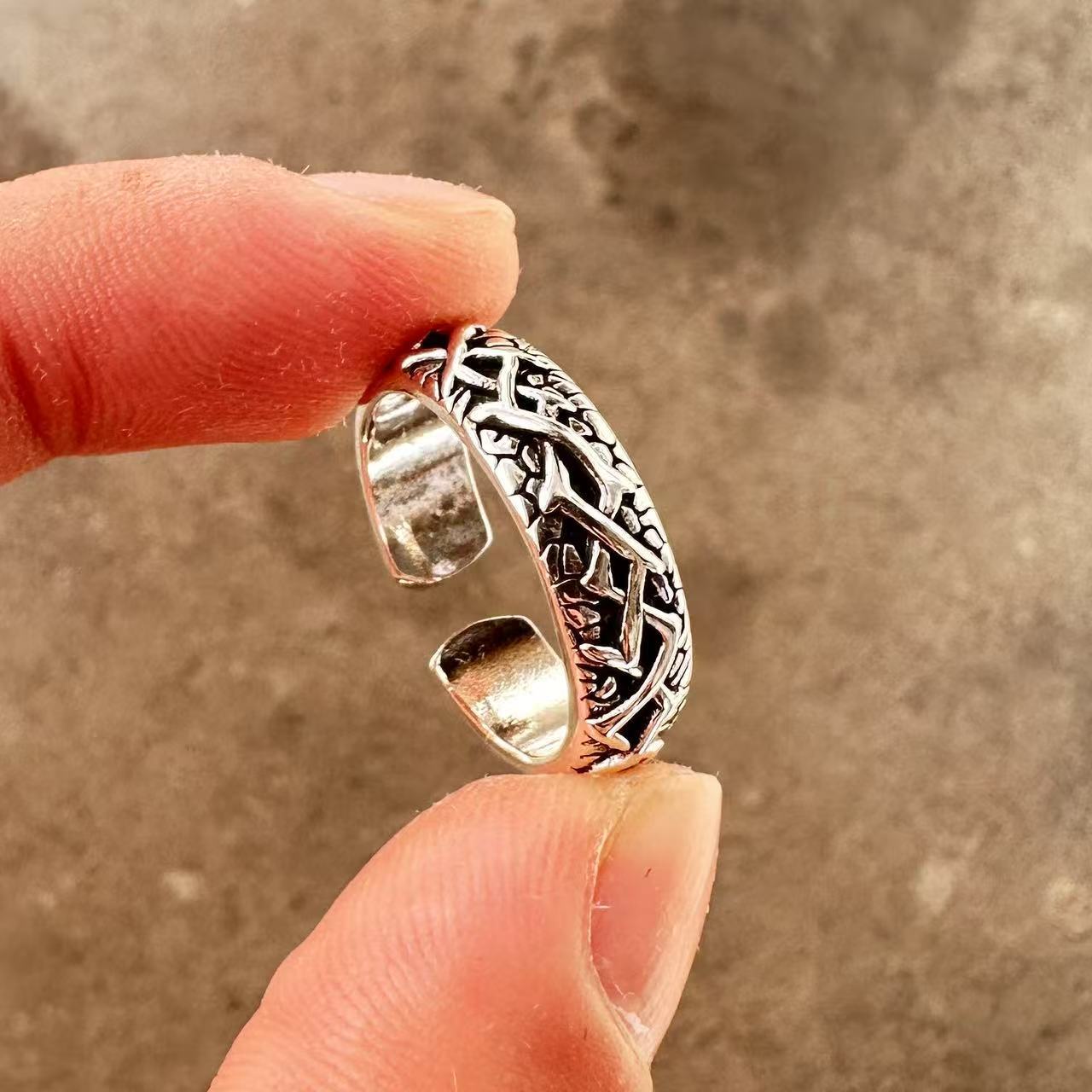 Men's ring with adjustable wide face opening